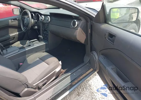 2005 Ford Mustang V6 Deluxe/V6 Premium z USA, uszkodzony, nr VIN 1ZVFT80N355240212